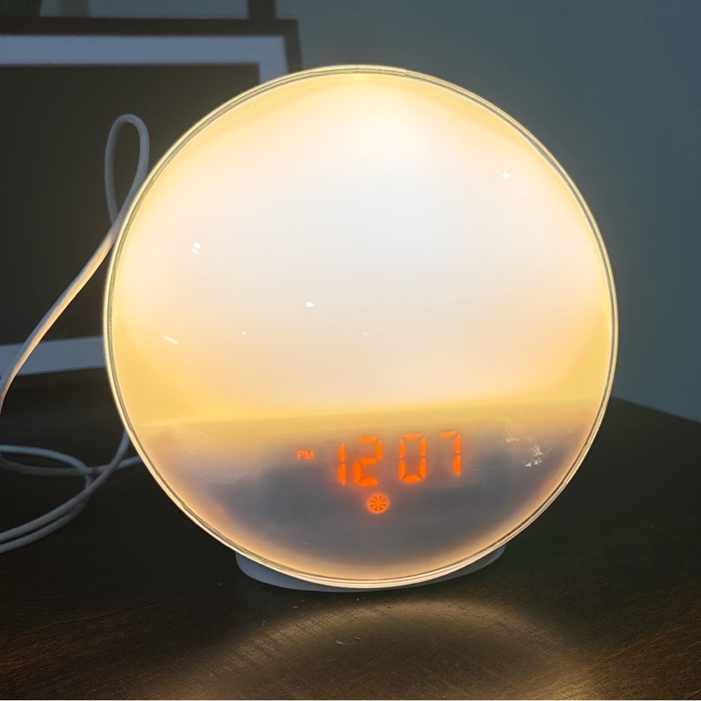 Sunrise Alarm Clock W/ Gradual Wake Up Light and rain sound. Great for SAD
